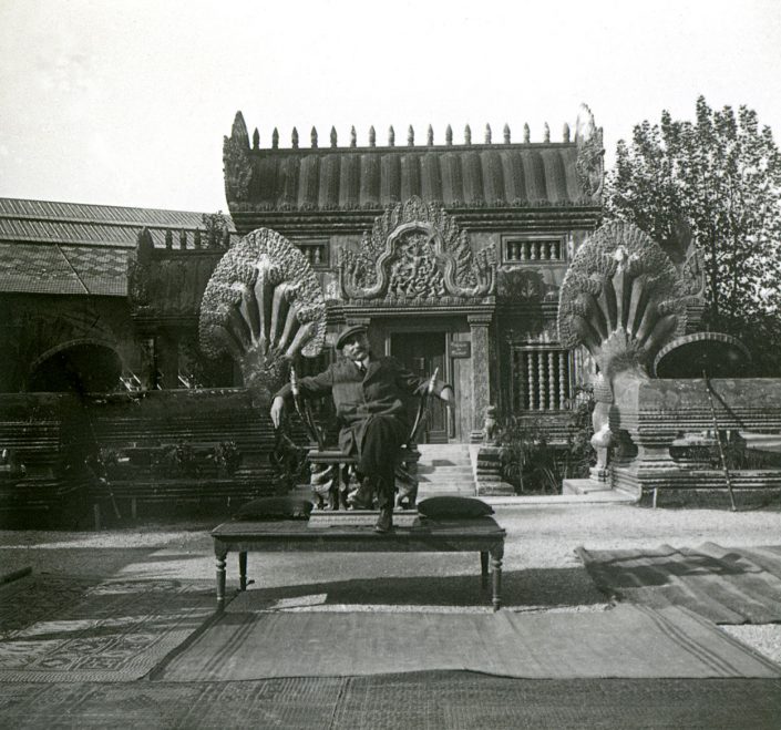 coll. Gémy : Frédéric Gémy, Auguste Giry, directeur-adjoint de l’Exposition posant devant un pavillon indochinois.