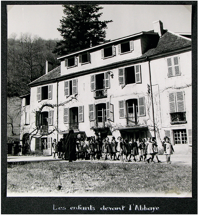 Les enfants devant l'abbaye, 1947. © ANOM